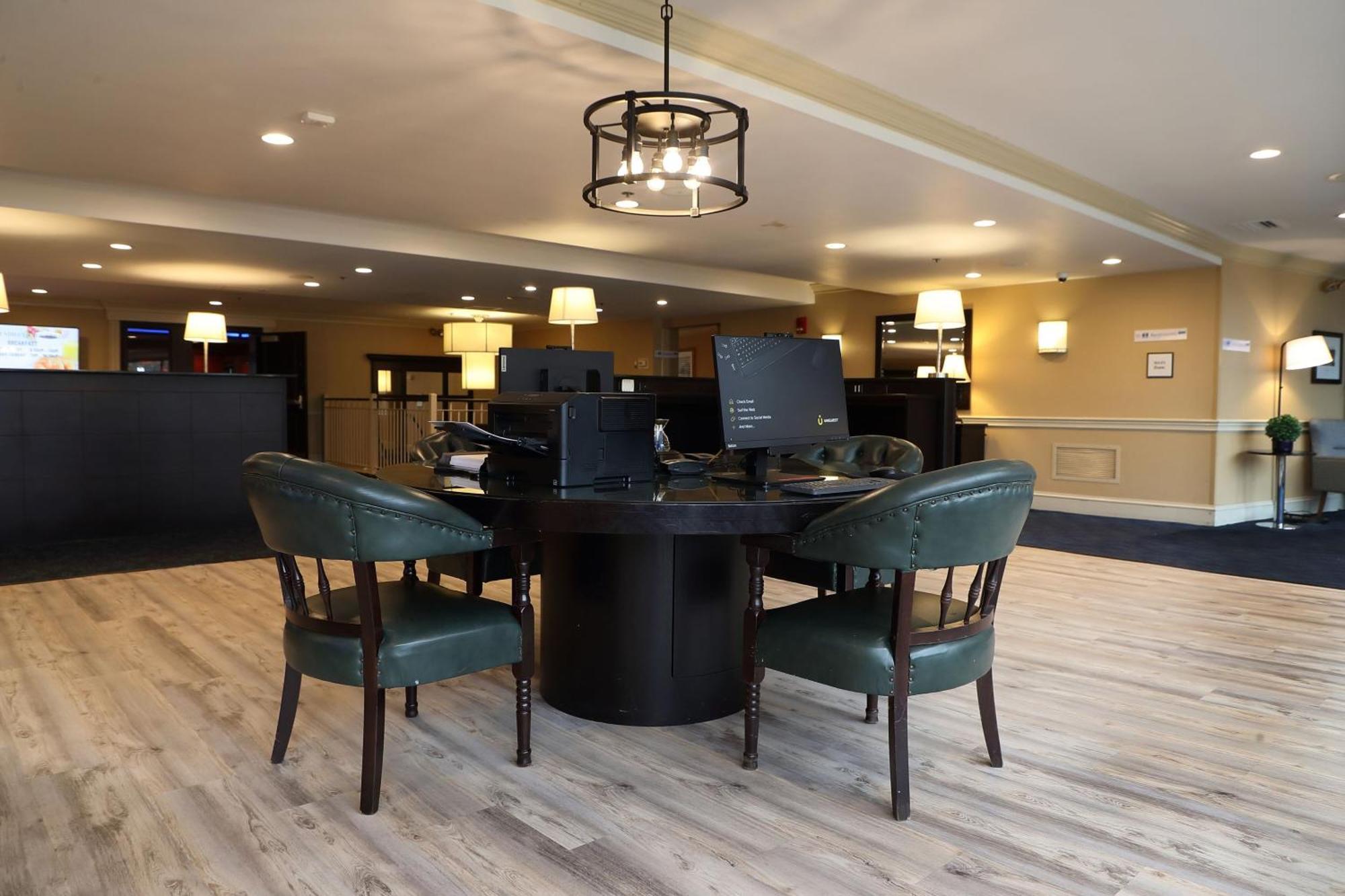 Four Points By Sheraton Wakefield Boston Hotel & Conference Center Esterno foto